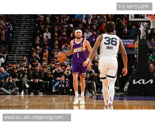 布克表现惊艳第三节独得16分全场砍下33分5板7助助球队取胜